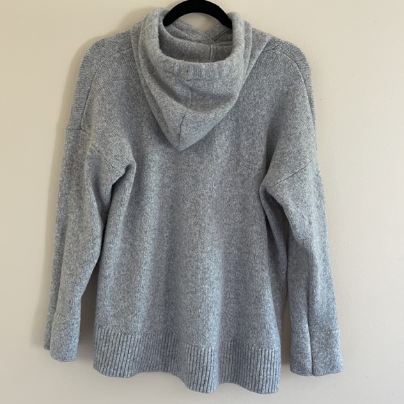 SUPER comfy gray sweatshirt/sweater! - Picture 2 of 6